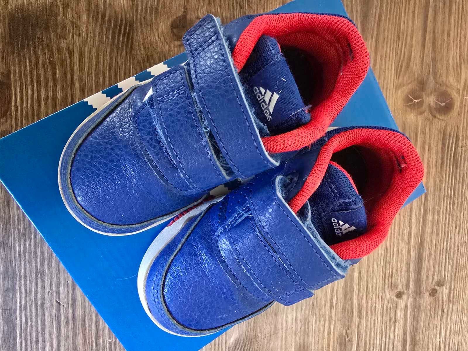 Оригинални обувки Adidas, номер 22