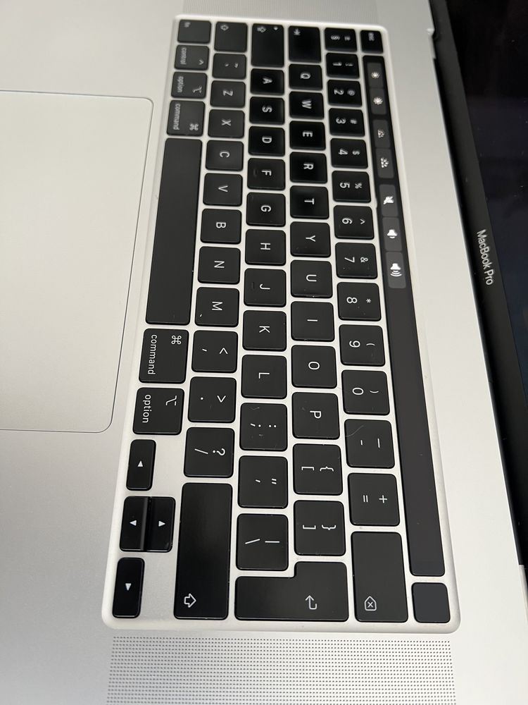 MacBook Pro 16 inch touch bar 16GB DDR4