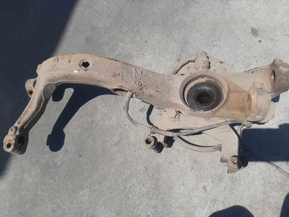 fuzeta stanga fata audi a4 b5 1.6b 8d0407257