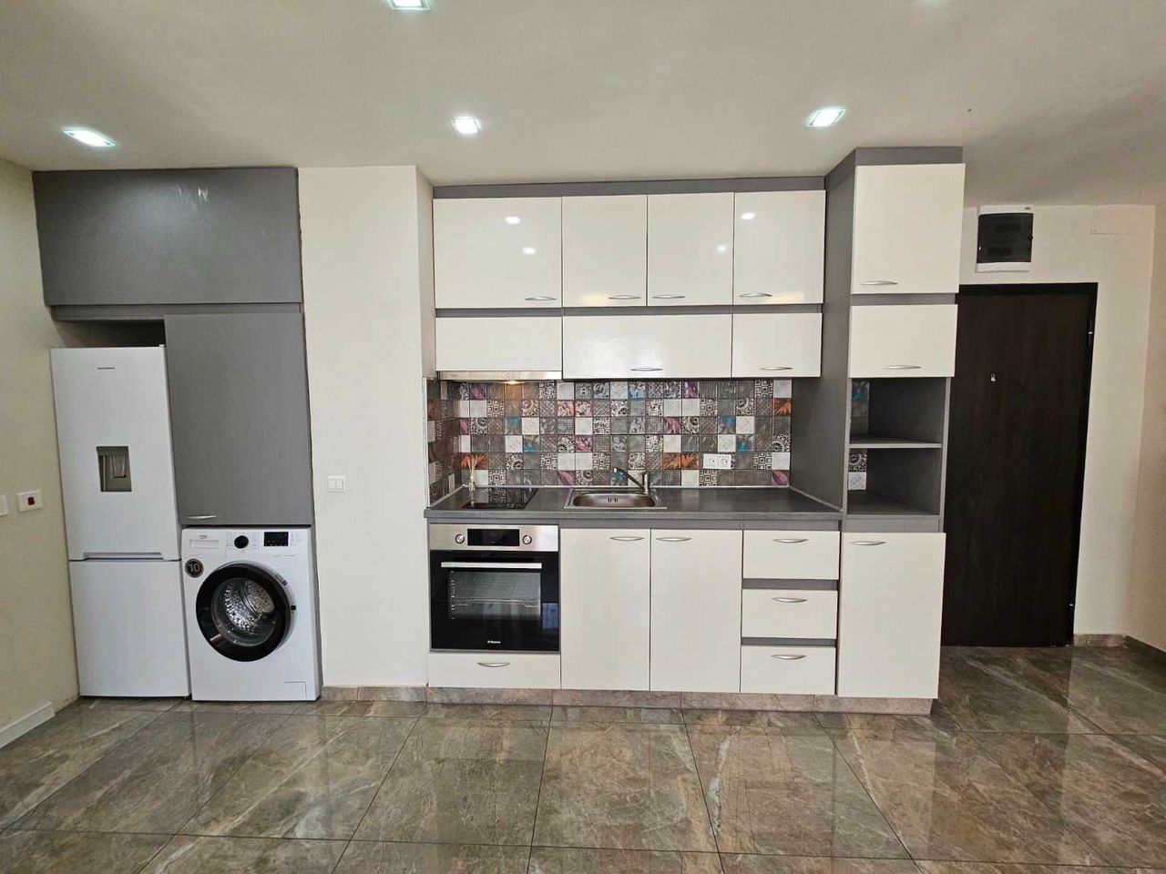 Дава се под наем Двустаен апартамент в София, Люлин 5 - 55 кв.м за 549 € - Снимка #3