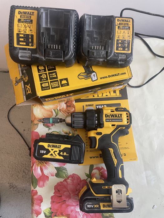 Bormasina deWALT+2 bateri 1x4.0 1x 5.0ah + 2 incarcatoare