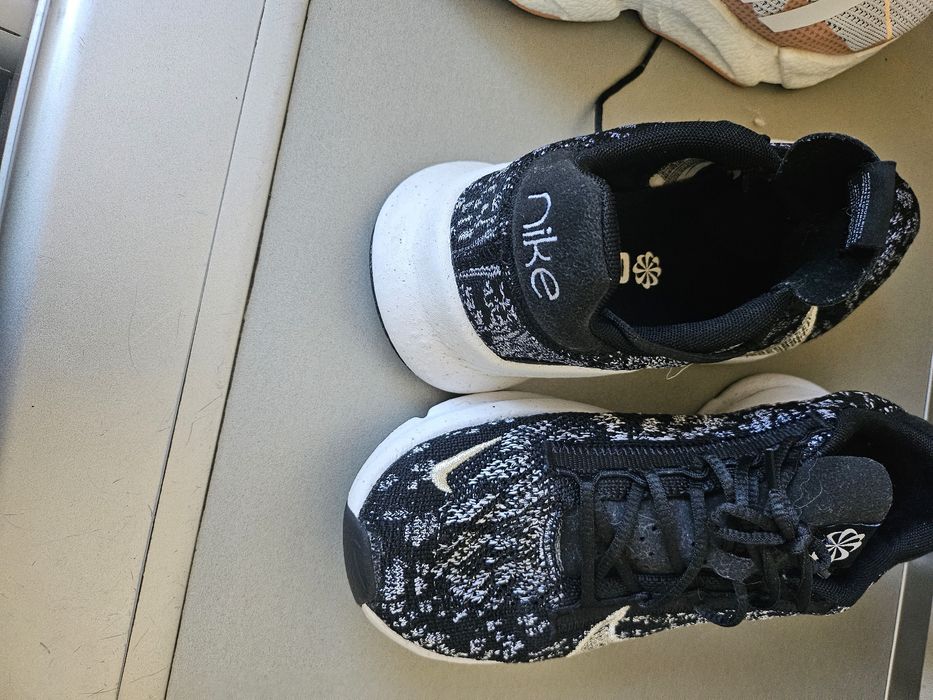 Маратонки Nike i Adidas