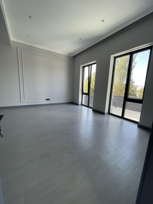 Продается в Юнусабадском р-не (за Хокимиатом) 3-уров.евродом на 3 сот.