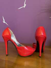 Червени лачени сандали на висок ток, отворени високи обувки с токче