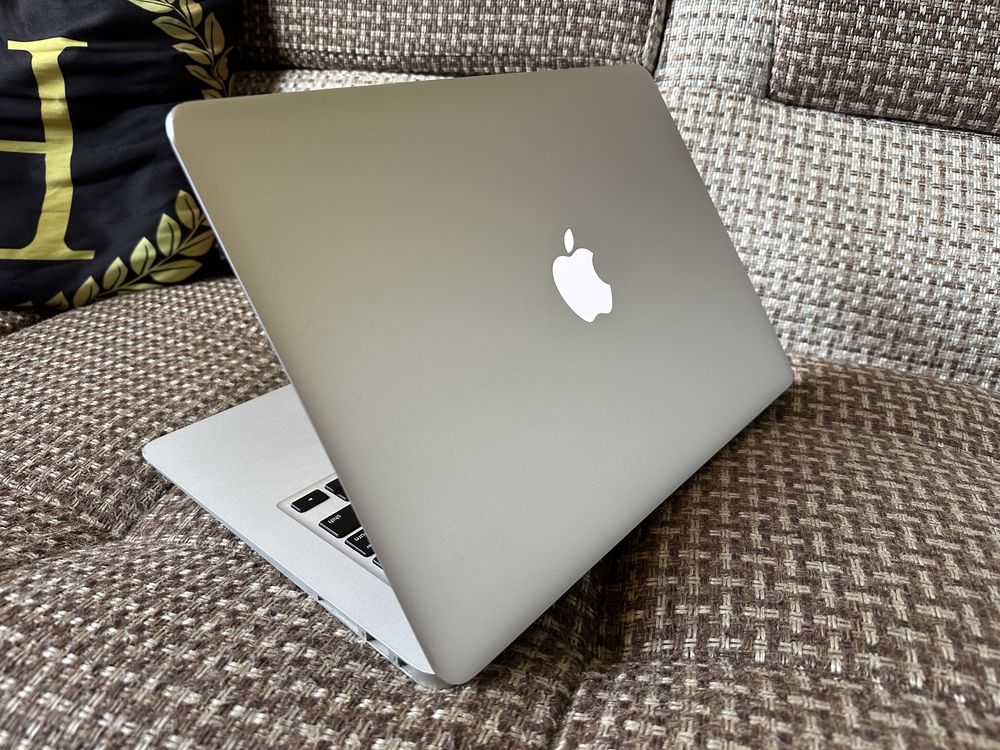 * Apple MacBook Air 13 A1466 год 2015 в хорошем состоянии