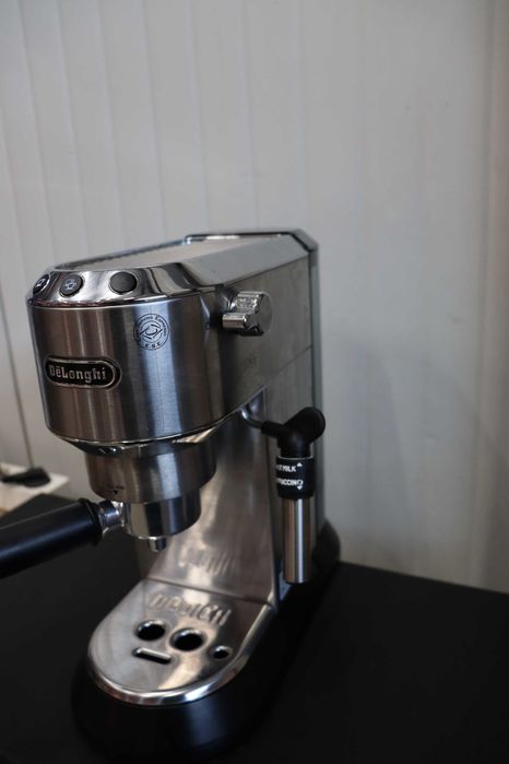 Кафемашина DeLonghi EC685.M DEDICA с една цедка