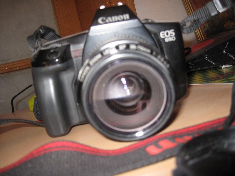 Комплект фотоапарат КАНОН ЕОС 620-650 със Зум и Флаш
