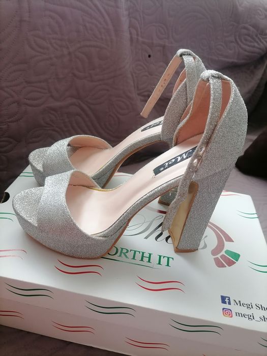 Дамски сандали на дебел ток