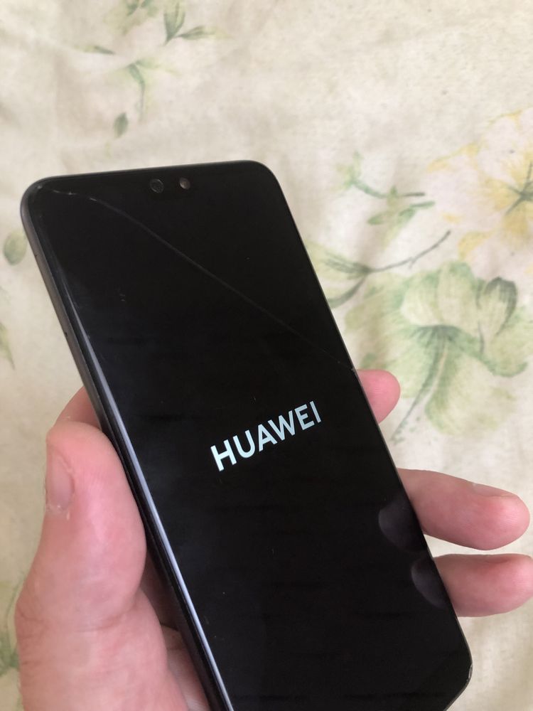 Продавам Huawei p20