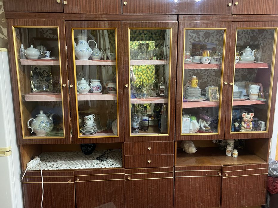 Сервант б/у. Без посуды.