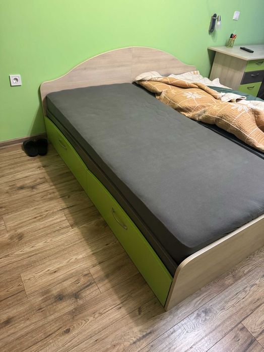 Легла с чекмеджета + матраци 90/200 , дъб  + светло зелено