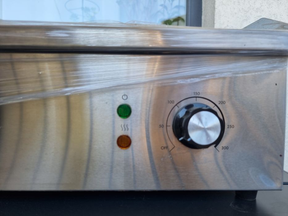 Gratar electric din fonta si otel inoxidabil + masa metalica