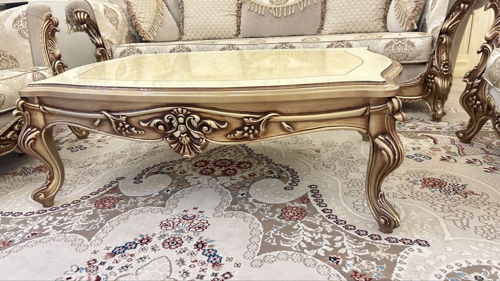 Диван из настоящего дерева, обработка лаком