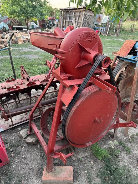 Moară cu ciocanele după tractor pentru cereale și lucernă