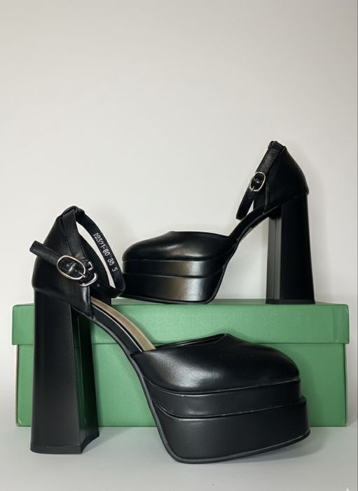 чёрные туфли на высокой платформе в стиле BRATZ