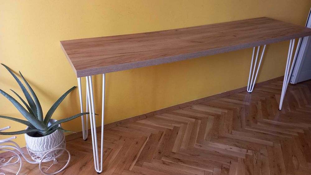 Детско бюро с метални крачета