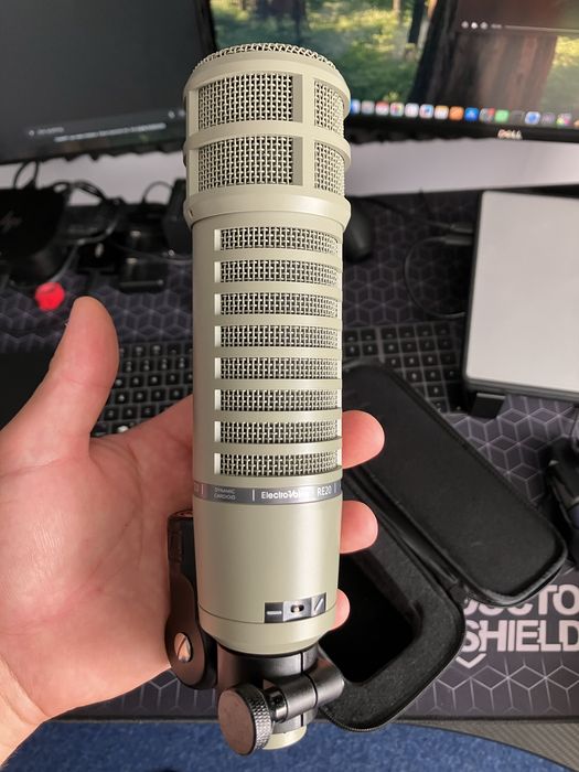 Microfon dinamic profesional Electro-Voice RE20 - Ca Nou - Shockmount