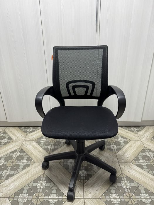 Офисное кресло черное