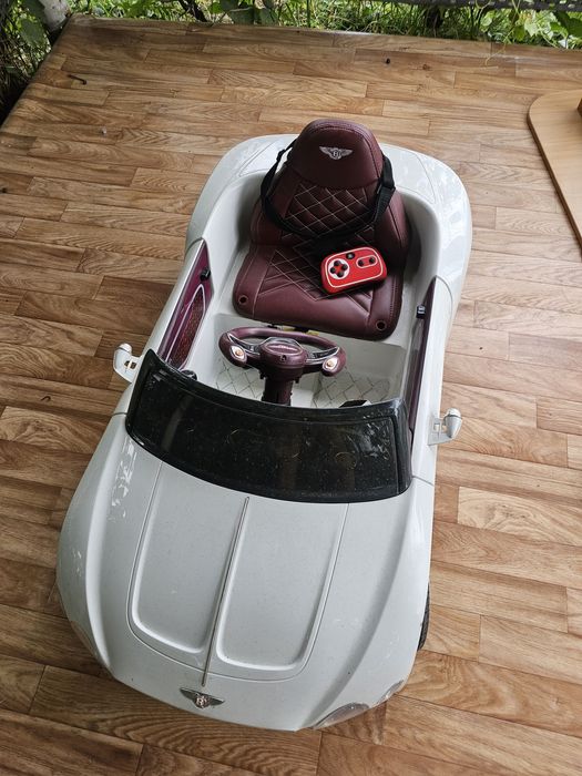 Продам детскую машинку, белую, хорошо лежит батарею