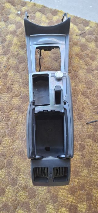 Продам мерс w204 бар подлокодник для спарка переделан оригинал бар