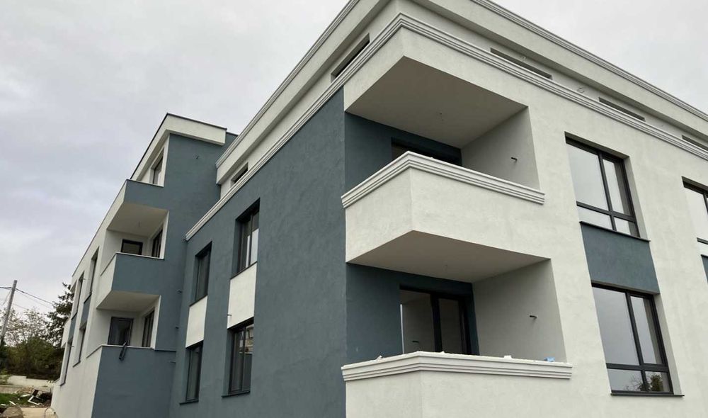 Двустаен с гараж и морска гледка, Траката