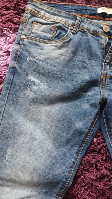 Blugi bărbați ca noi.