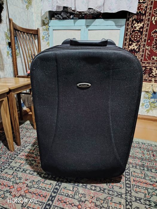 Продам средний чемодан.