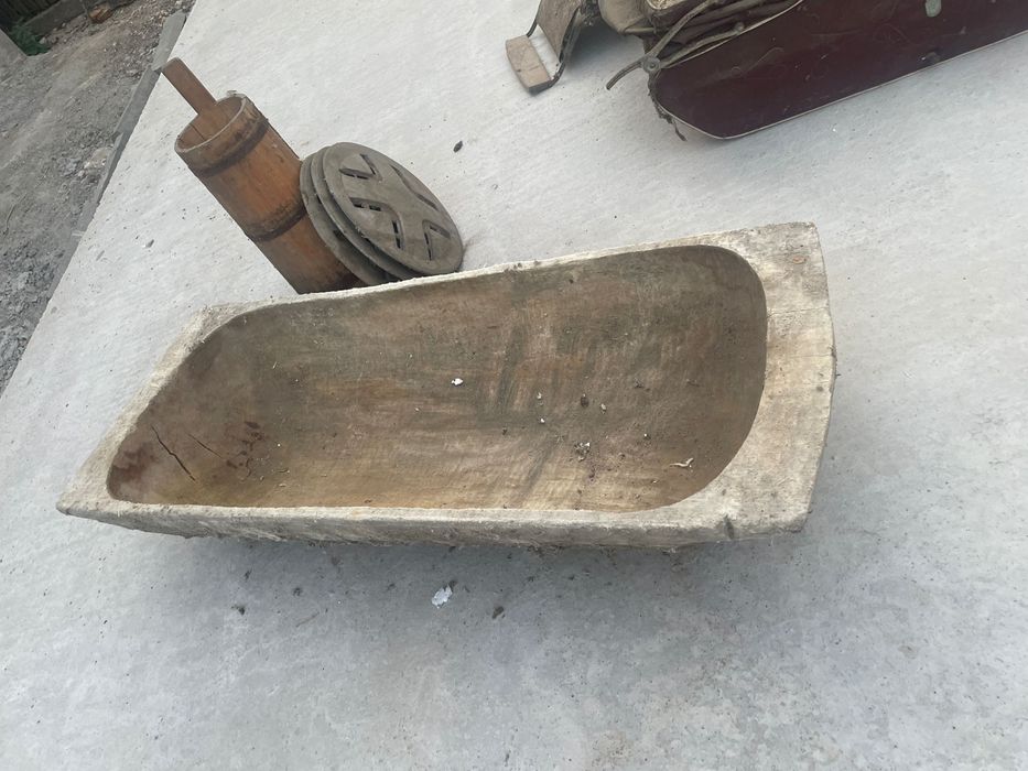 Diverse antichitati tablouri tesute putinei roata tesut copaie lemn