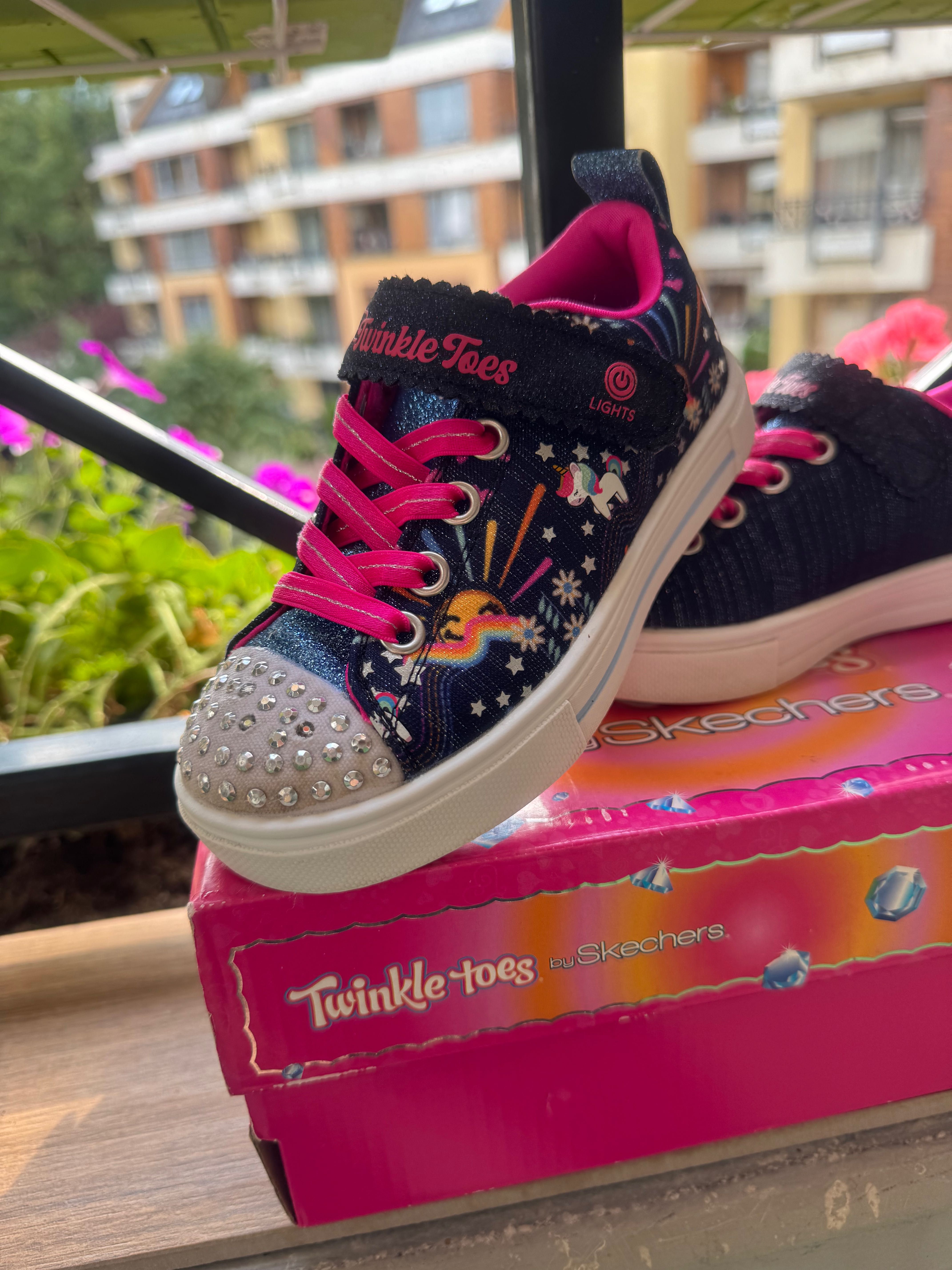Светещи кецове с Еднорог,марка Skechers. Размер 27.В отлично състояние