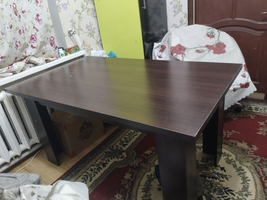 Срочно продам стол для гостинной,кухни