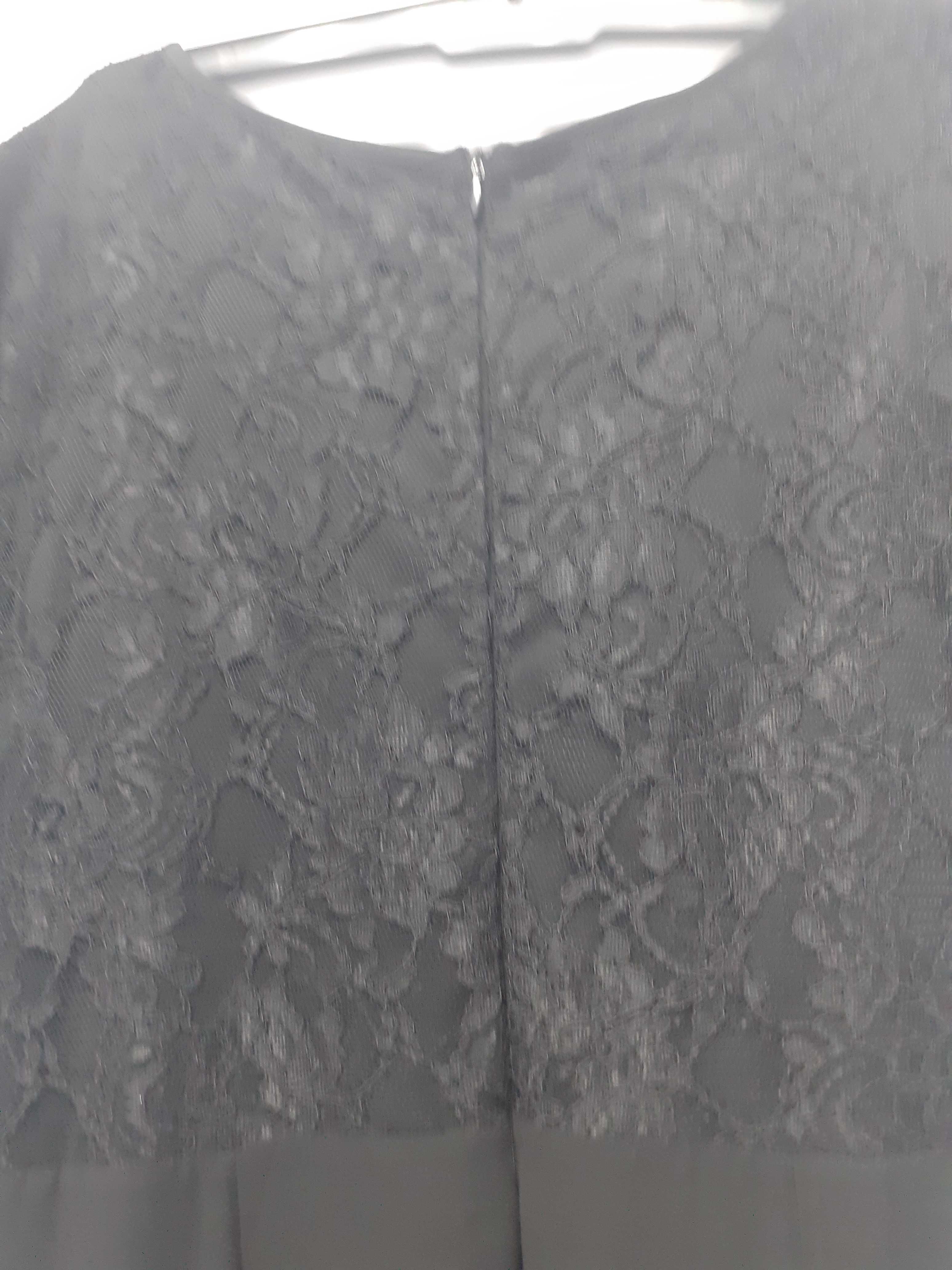 Vand rochie marimea 52,lunga culoare negru cu aplicatii pe piept