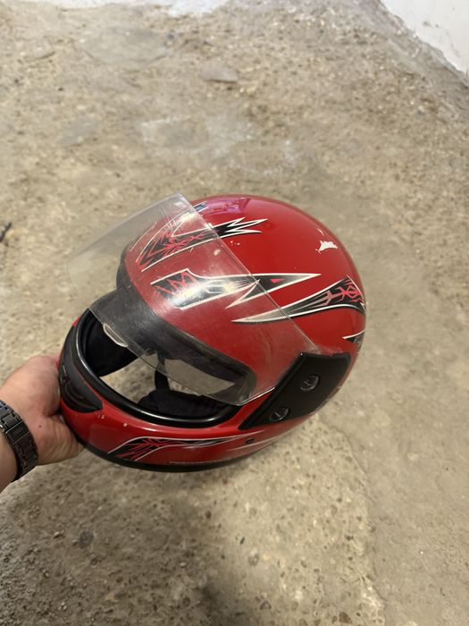 Мото каска – червена, с визьор