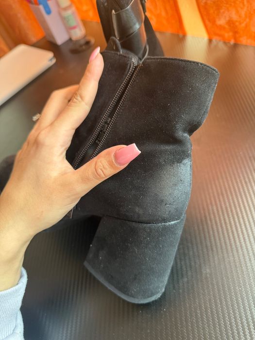 Велурени боти на ток