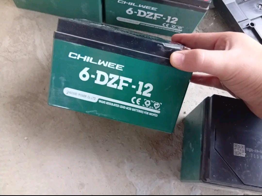 Продам 4 аккумулятора одна штука 2500 15 ампер!!