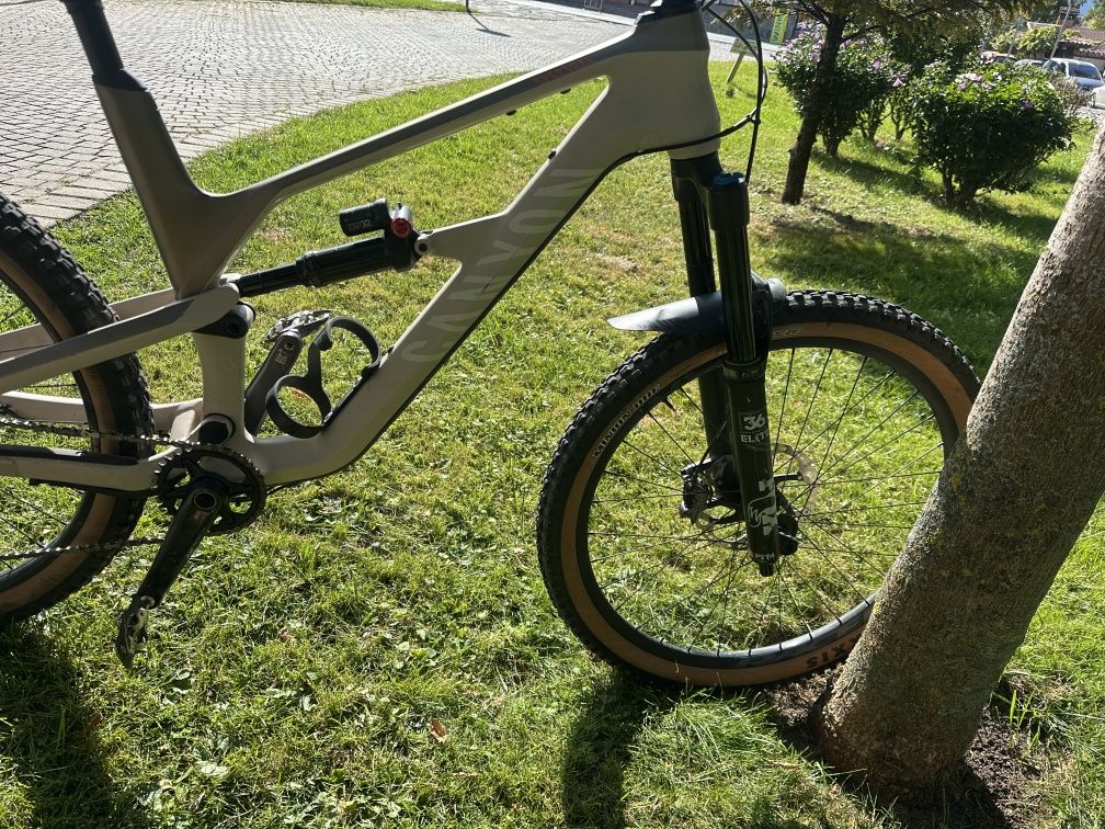 Карбонов планински Canyon Spectral CF8 Не е cube trek Santa Cruz YT