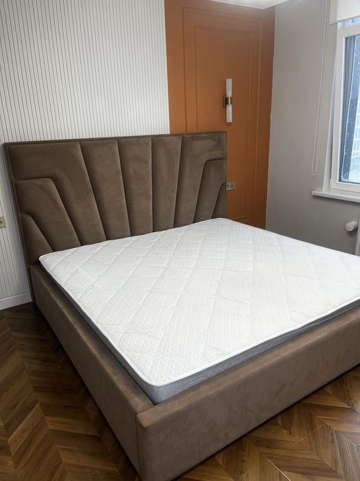 Кровать для спальни большая