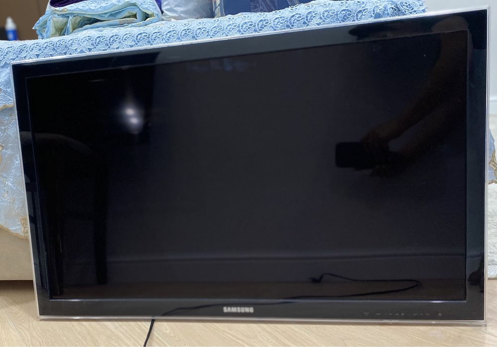 Продам телевизор Samsung в отличном состоянии с подставкой
