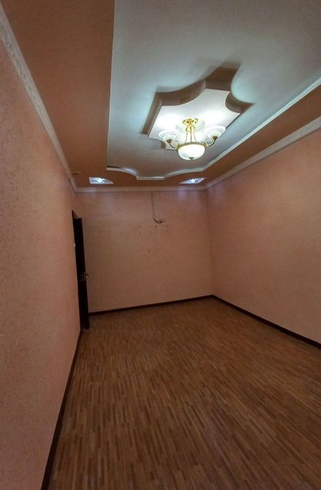 Gastronom oldida 3 xonalik uy sotiladi