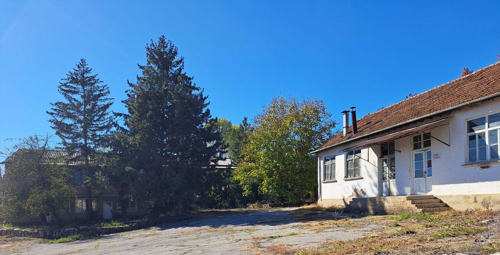 Продава се Промишлена сграда в с. Дерманци, Област Ловеч - 5815 кв.м за 44 €/кв.м - Снимка #2