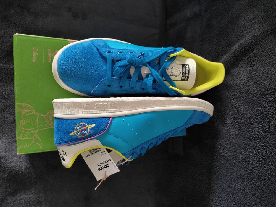 Pantofi sport Adidas Originals, model Stan Smith, ediție limitată.