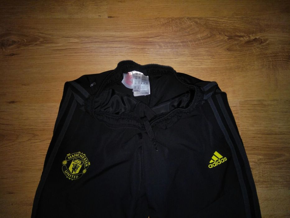 Pantaloni de trening Adidas Manchester United mărime 11-12 ani