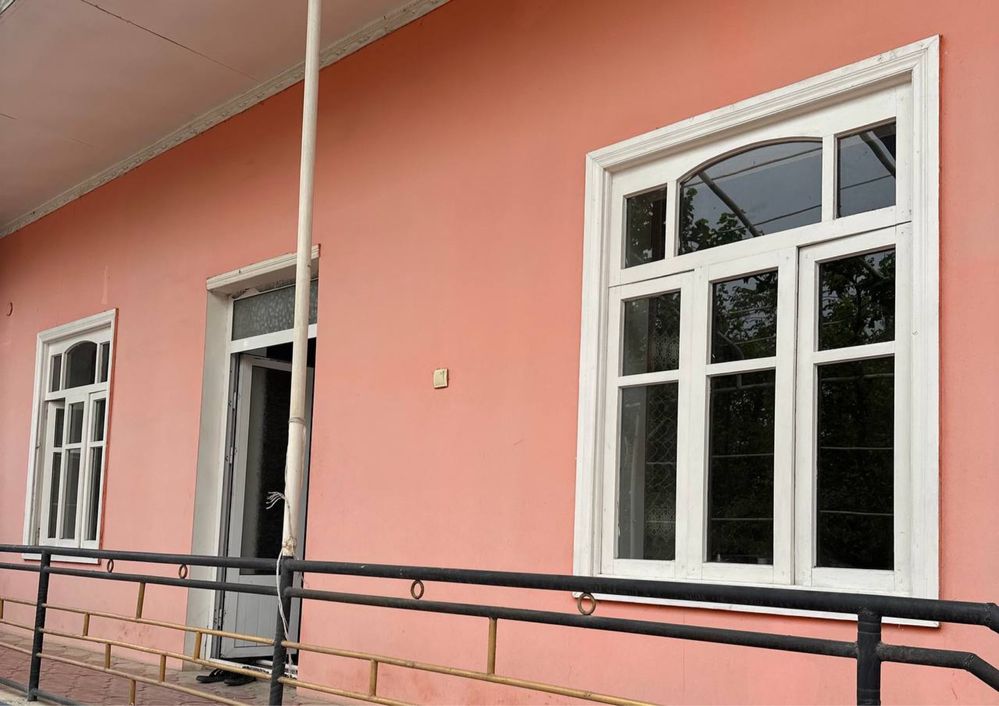 Taxta deraza oynaklari bilan 6 ta 125x165 oq ranga bo’yab qo’yilgan