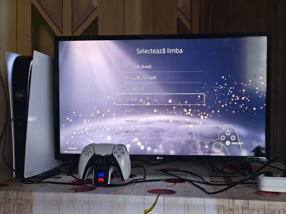 Vând schimb Ps5 slim digital cu două manete și stație de încărcare