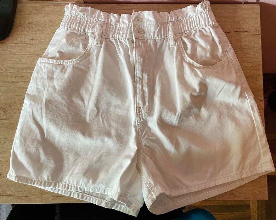 Pantaloni scurti Dama albi Sinsay