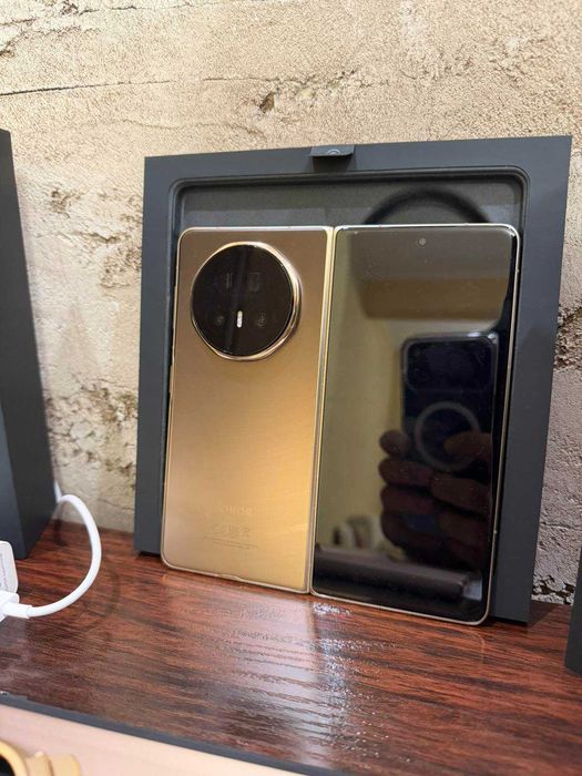 Продавам изгодно Honor Magic V5 - чисто нов сгъваем телефон