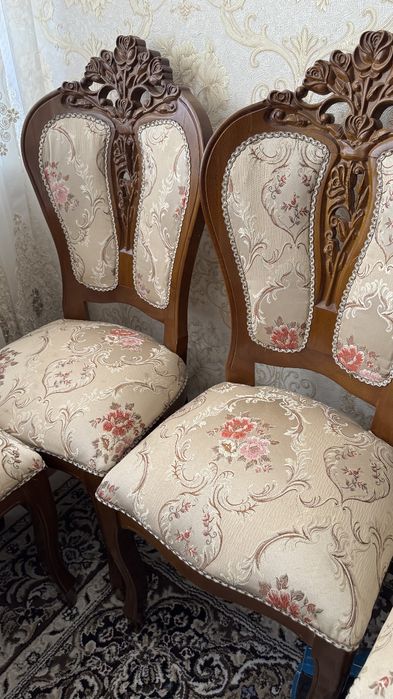 Продается  стол со стульями. Стол стул сотилади