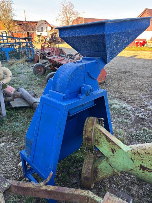 Mori cu ciocanele antrenate de tractor