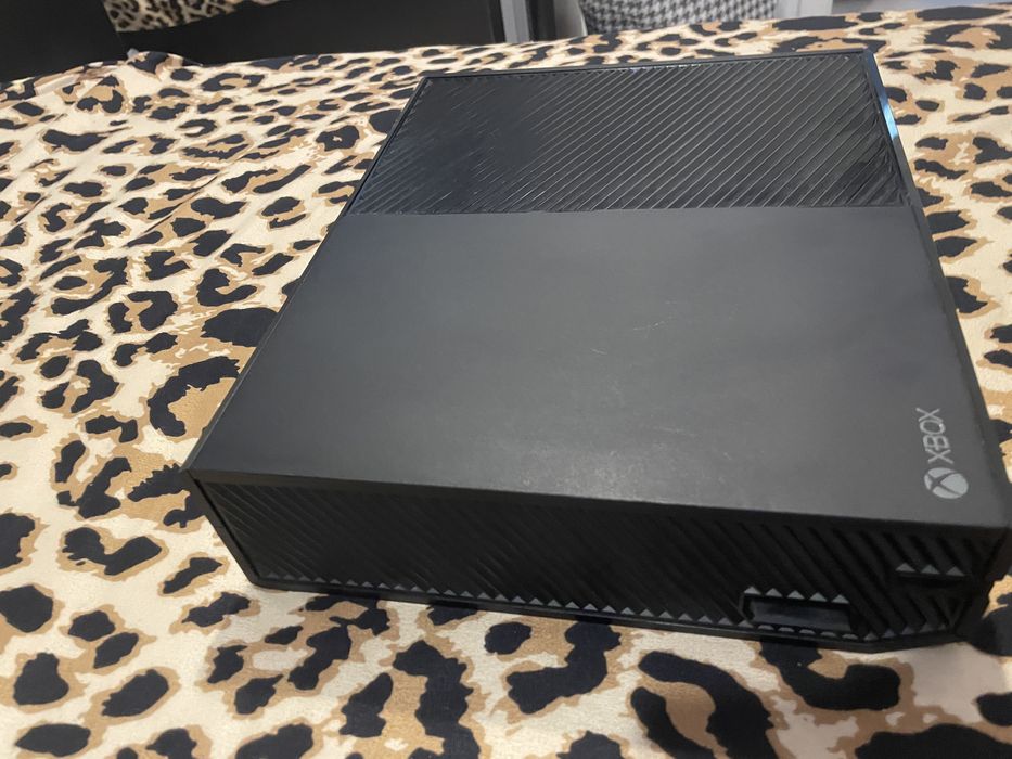 Xbox one cu 4 jocuri la pachet 1TB