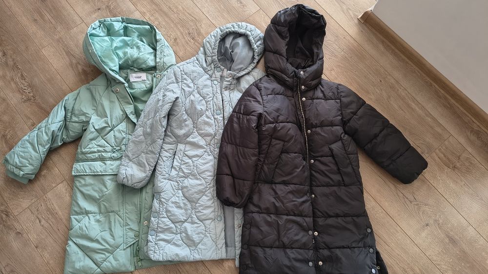 Vând 3 gecute mărimea 122, hm și reserved