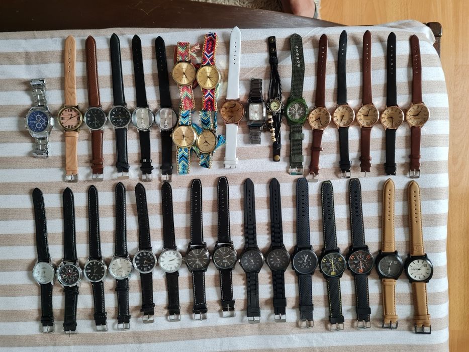 Diferite modele de ceasuri funcționabile de bărbați și de dama .